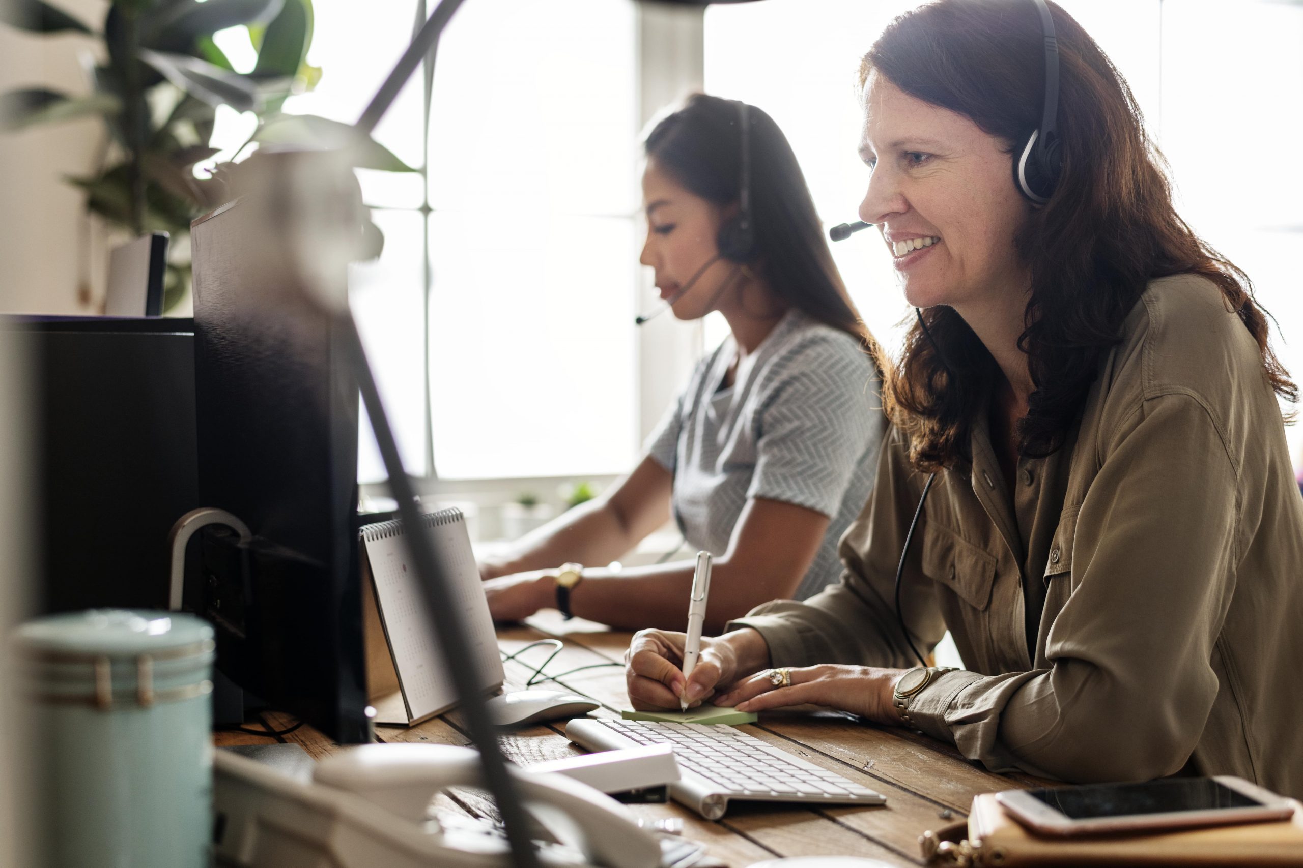 customer-service-NEFYZJ7-min