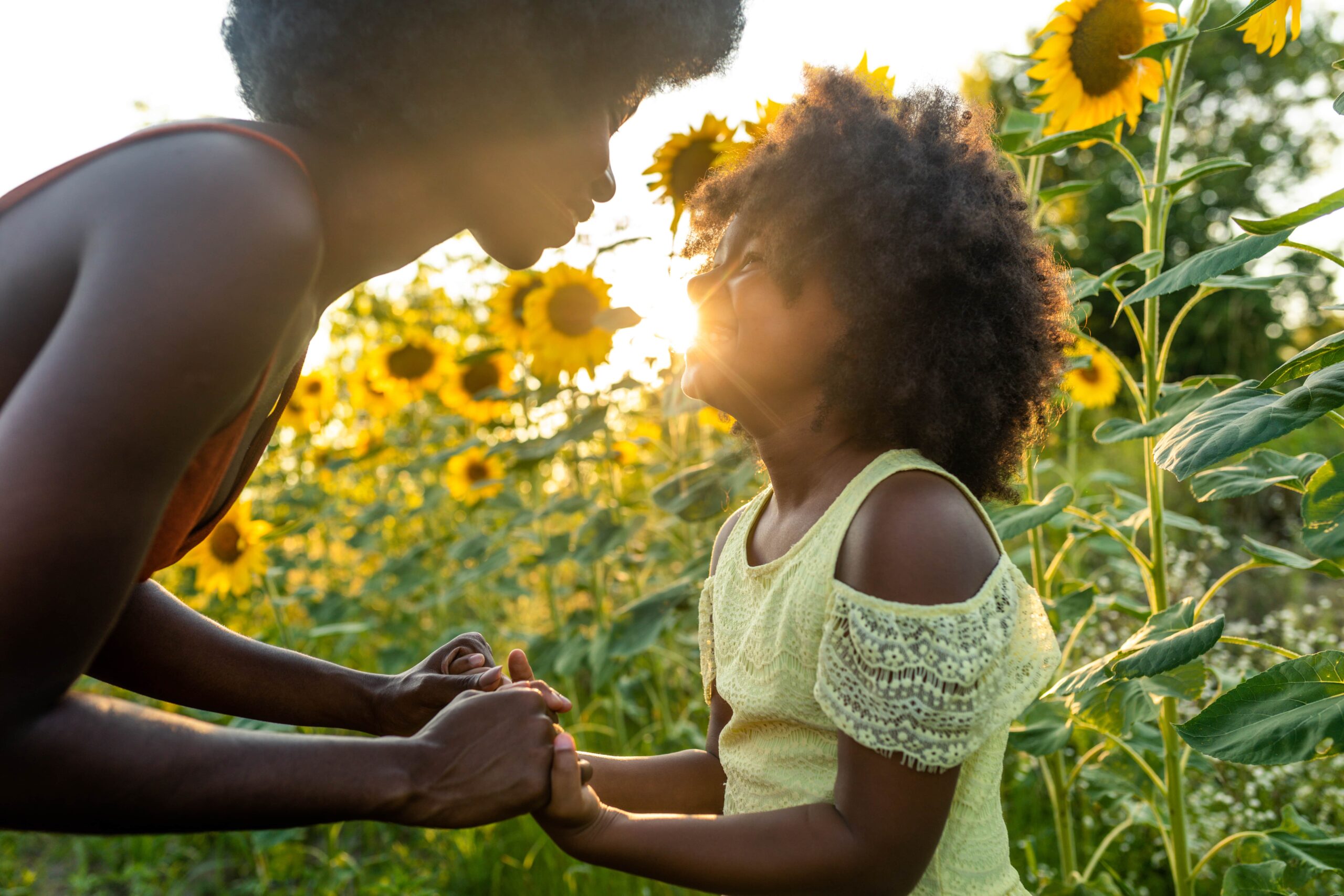 mom-and-daughter-sunflowers-field